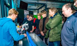 Niek Wesselink, Kevin Veldkamp, Louise Elferink (docent), Sebastian Giesen en enkele medewerkers van Jansen Metal Products B.V. uit Winterswijk. Foto: Henk van Raaij