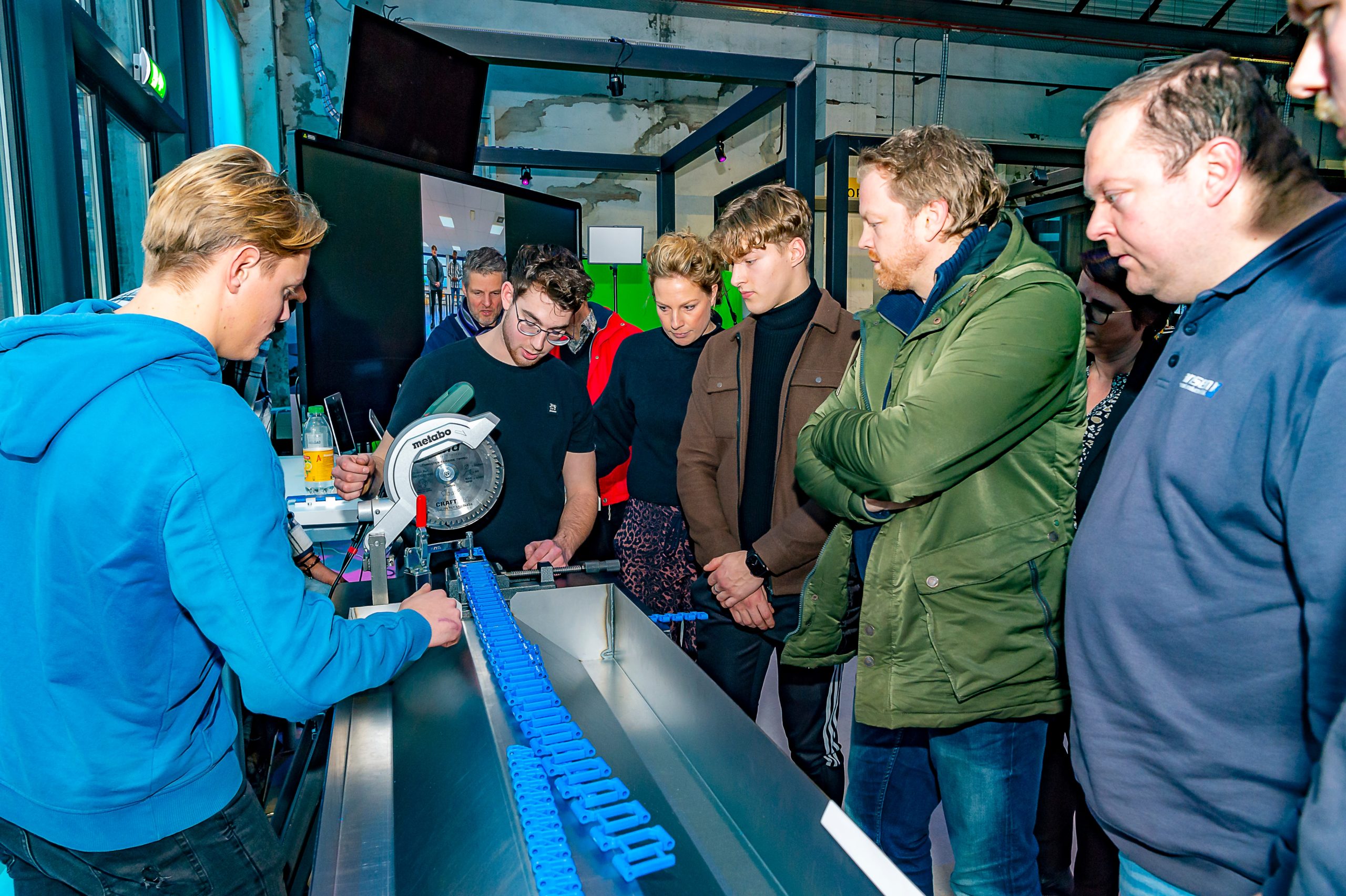 Niek Wesselink, Kevin Veldkamp, Louise Elferink (docent), Sebastian Giesen en enkele medewerkers van Jansen Metal Products B.V. uit Winterswijk. Foto: Henk van Raaij