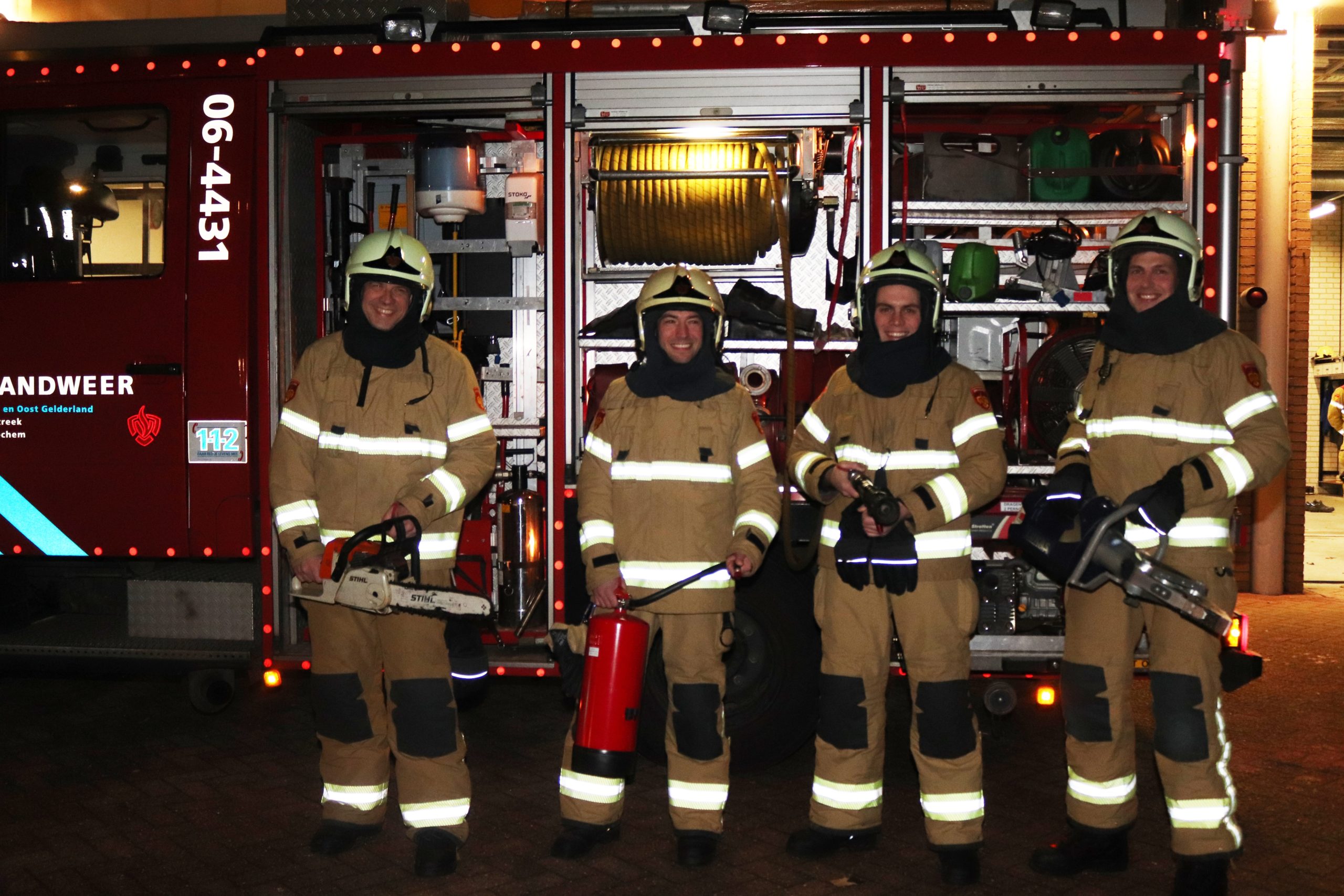 De nieuwe aanwas van de brandweer staat klaar voor de gemeenschap. Vlnr, Frans, Erik, Bart en Tristen. Foto: Arjen Dieperink