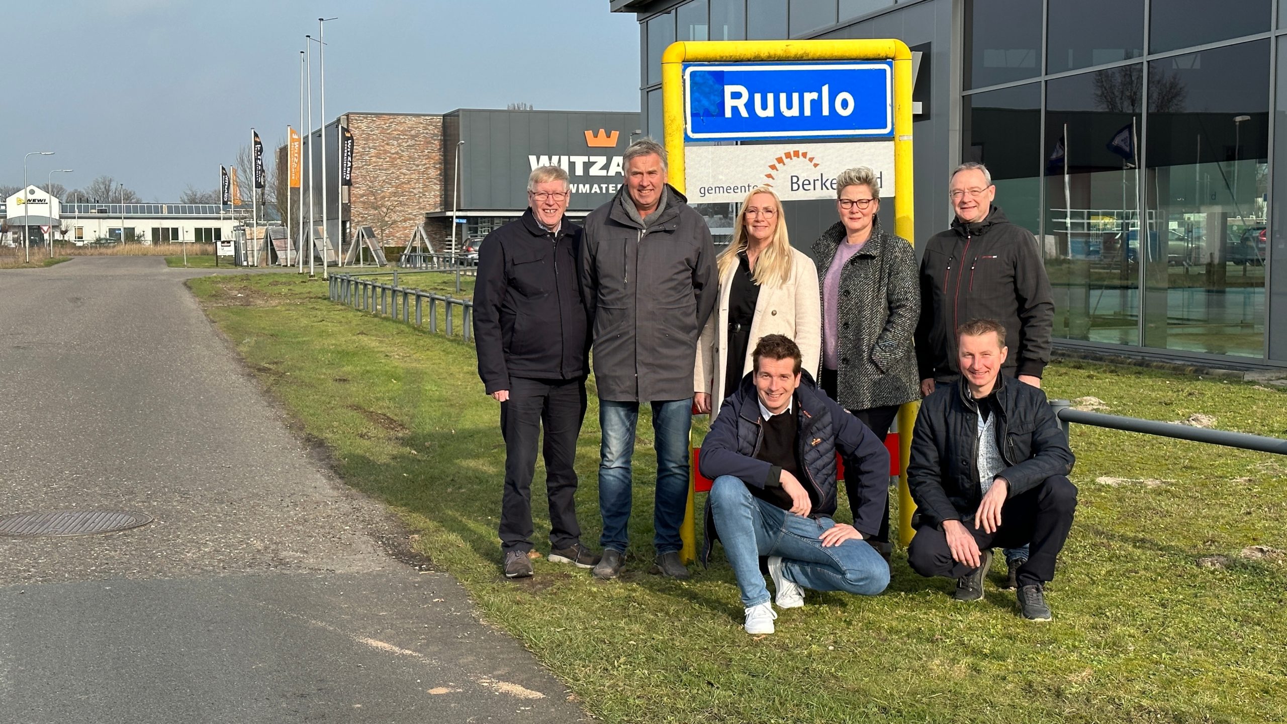 Henk Deunk, Hans Lenselink, Natasja Snijders, Nynke Dolphijn en Wout van ‘t Wel (staand, vlnr) en Geert Cornelissen (l.) en Rob Luttikholt. Foto: Richard Stegers